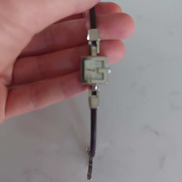 Gucci watch with mother of pearl face + thin brown leather strap - Picture 3 of 9